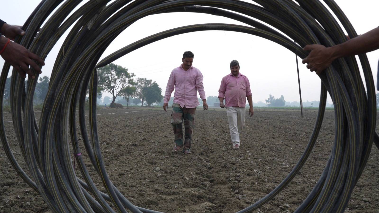 आशीष तिवारी अपने भाई अतुल तिवारी के साथ स्प्रिंकलर सिस्टम फिट करते हुए।