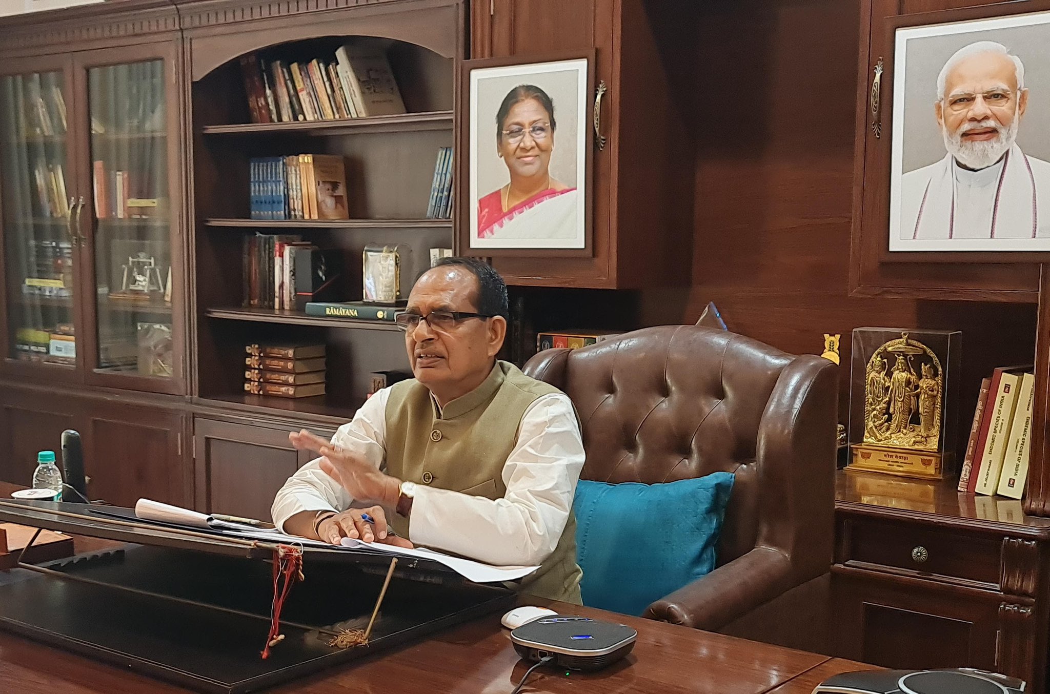 कृषि मंत्री शिवराज सिंह चौहान ने वीडियो कॉन्फ्रेंसिंग के जरिए कृषि एवं किसान कल्याण मंत्रालय के वरिष्ठ अधिकारियों के साथ मिटिंग की।