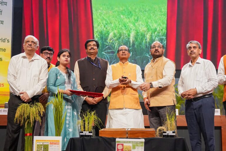 कृषि मंत्री शिवराज सिंह चौहान ने चावल की दो नई किस्में लॉन्च की हैं।
