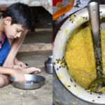पश्चिम बंगाल: बांकुरा में मक्खियों का आतंक, मच्छरदानी में दिन बिताने को मजबूर ग्रामीण मुर्गी हैचरी की गंदगी से फैली मक्खियों ने लोगों का जीवन नर्क बना दिया है।
