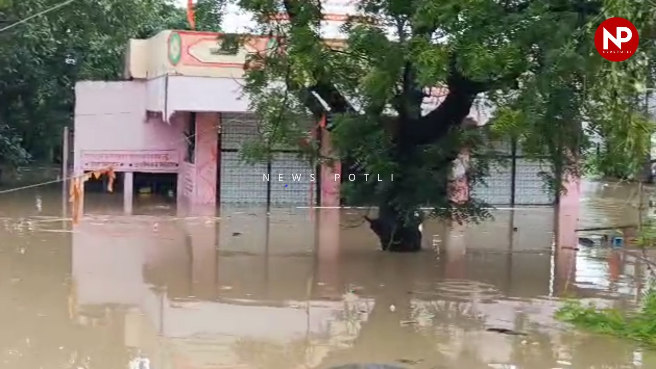 महाराष्ट्र में नांदेड़, लातूर और बीड समेत मराठवाड़ा के ज़िले भयंकर बाढ़ की चपेट में हैं।