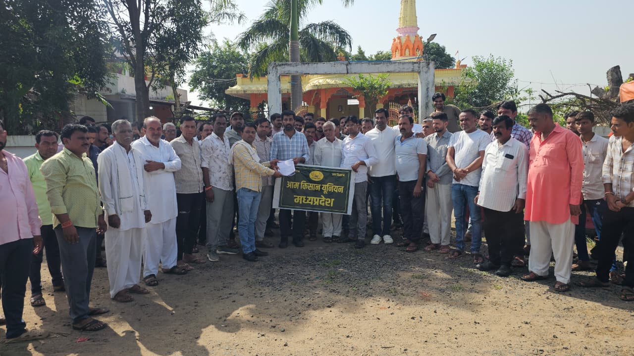 मध्य प्रदेश में आम किसान यूनियन का अपनी मांगों को लेकर अलग-अलग पंचायतों में ट्रैक्टर रैली निकाल रहा है।
