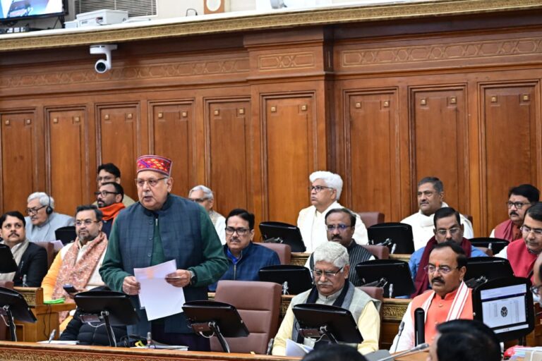 यूपी में खाद की कालाबाजारी पर सख्त एक्शन